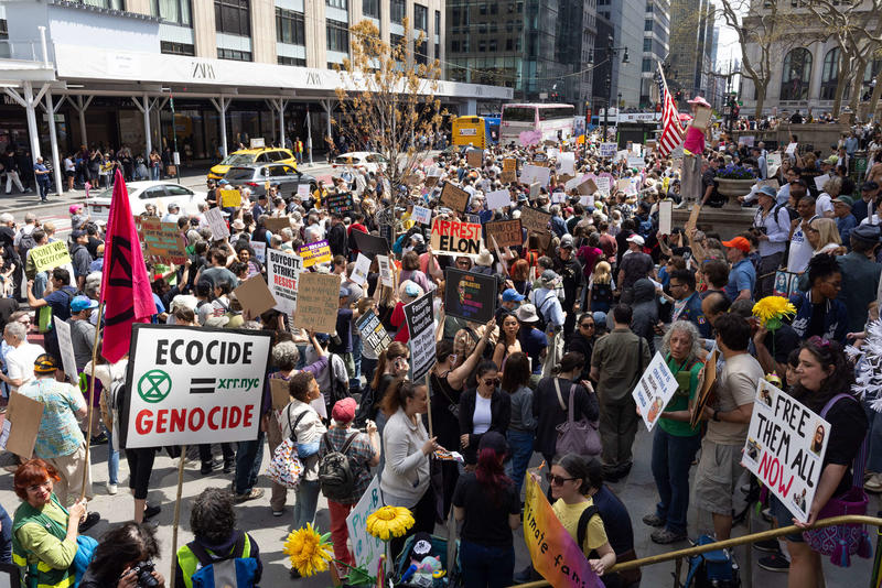 Earth Day Sees Mobilized Resistance to Trump’s Planet-Destroying Policies