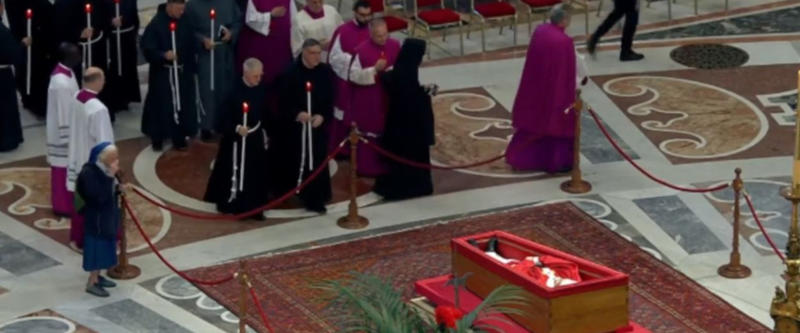 Sor Geneviève, así es la monja amiga del Papa que se ha saltado el protocolo y a la que muchos odian