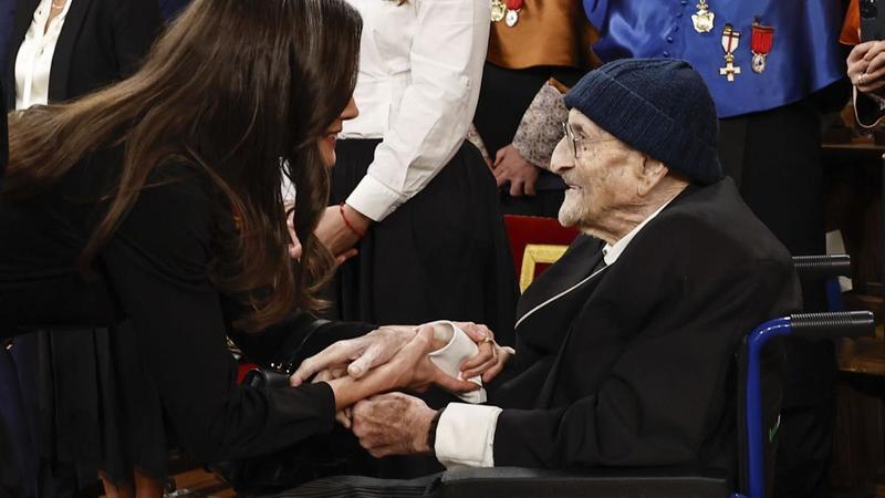 La sonrisa de Álvaro oyendo