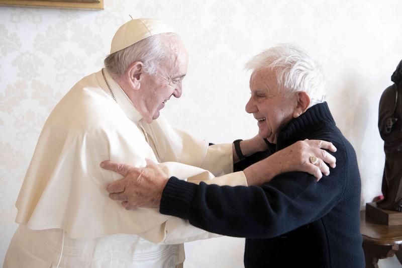 Don Mazzi e Papa Francesco, gli abbracci tra preti degli ultimi: “L’hanno capito di più i giovani. Mi disse: non aspettatevi il cambiamento, sono qui per prepararlo”