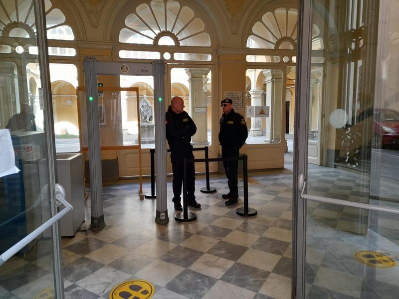 Livorno, distrugge la casa e picchia la nonna: a processo un livornese di 24 anni