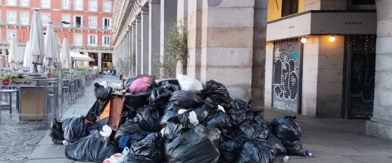 La basura inunda las calles de Madrid mientras la huelga de recogida se vuelve a ampliar