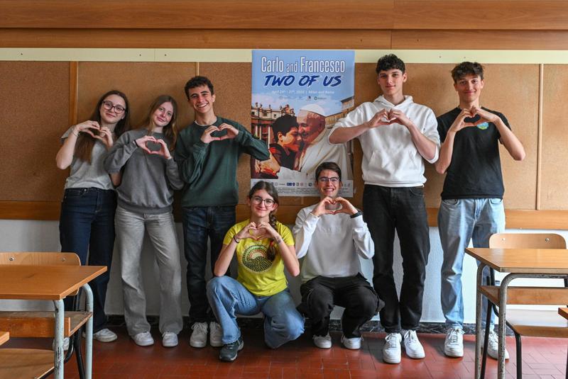 “Carlo e Francesco, due di noi”: quando la fede unisce le generazioni. I ragazzi, Acutis e l’ultimo saluto al Papa