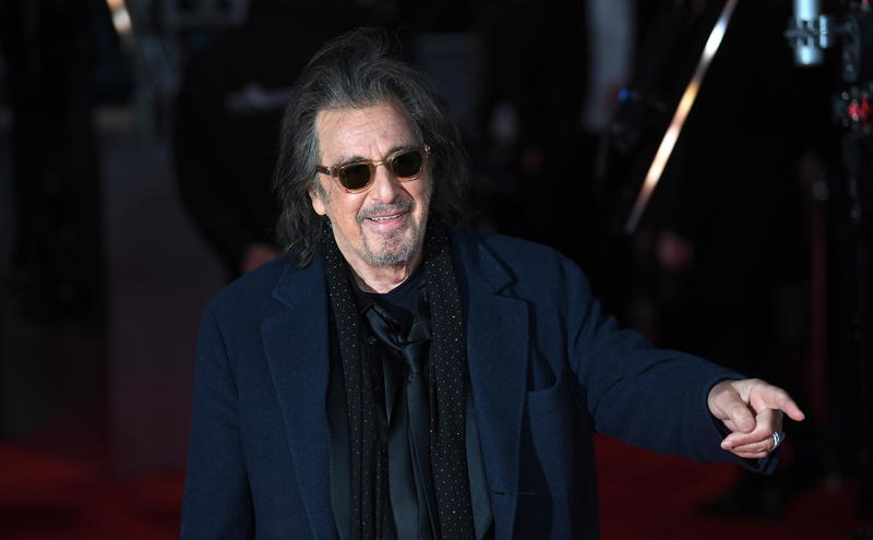 Al Pacino compie 85 anni: la sua carriera e i suoi look iconici