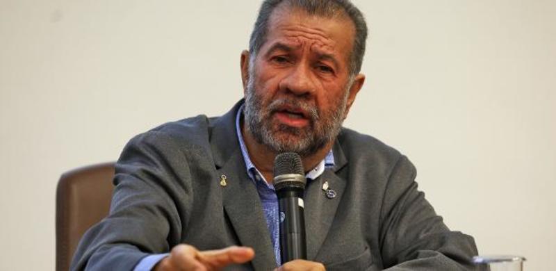 Ministro Carlos Lupi se finge de morto após escândalo do INSS