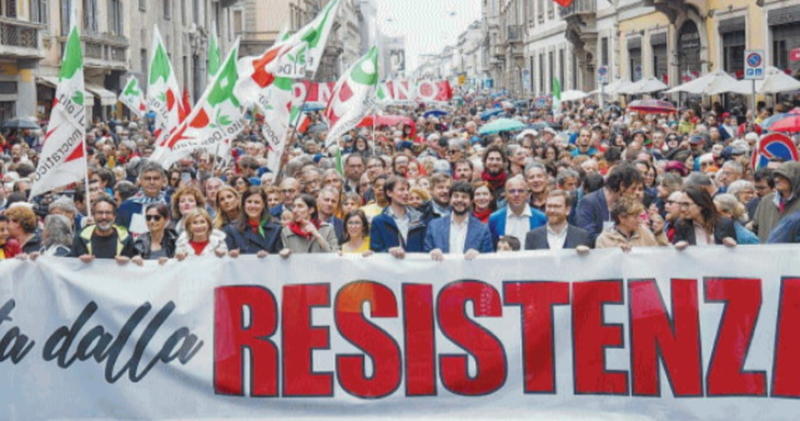 I dem gridano al fascismo ma le persone normali si godono il lungo ponte