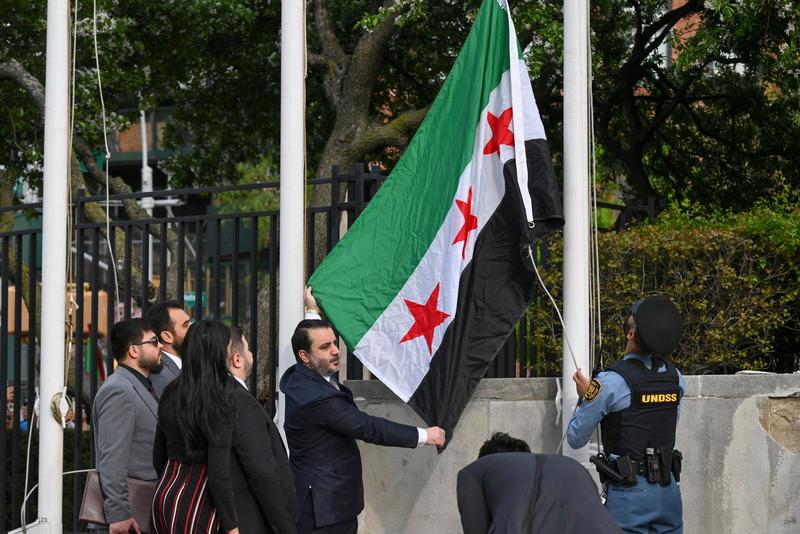 Syrian foreign minister raises new flag at UN, calls for Israeli withdrawal