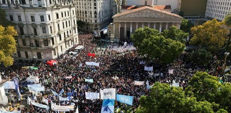Ruas de Buenos Aires lotam para despedida do papa: 