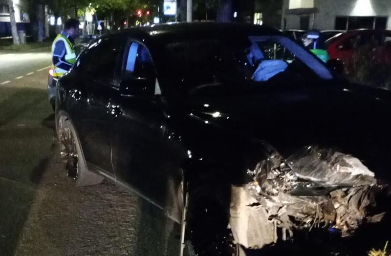 Rubano un’auto di fronte al locale, si schiantano e scappano
