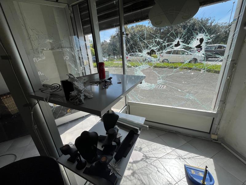 Livorno, rubano un furgone in Venezia e spaccano il 
