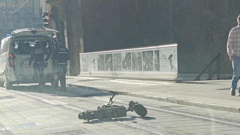 Tram, incidente in monopattino tra i binari. Via Ugo Bassi era appena stata riaperta