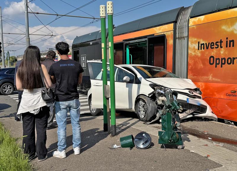 Rozzano, auto si scontra con il tram in via Curiel: semaforo abbattuto e traffico in tilt