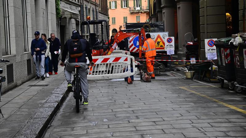 Bologna, via de’ Carbonesi riapre al traffico. Ma restano code e ingorghi
