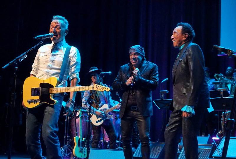 American Music Honors strike a defiant chord amid tumultuous times