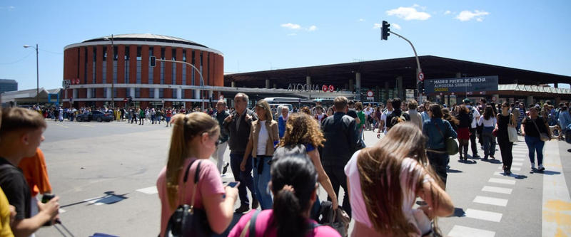 Cierre de Atocha y Chamartín por aforo completo: pasajeros sin dónde pasar la noche tras el apagón eléctrico