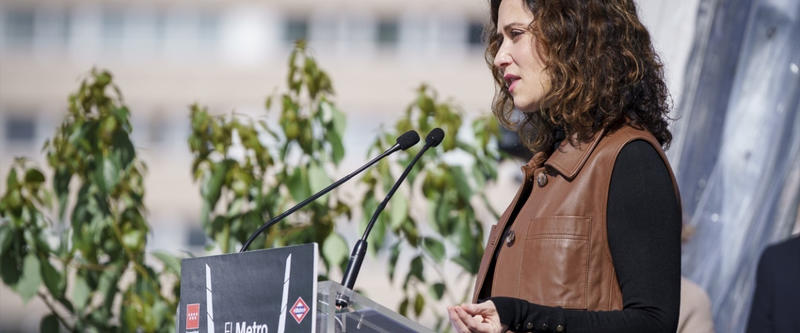 Ayuso critica el apagón sin saber sus causas: 