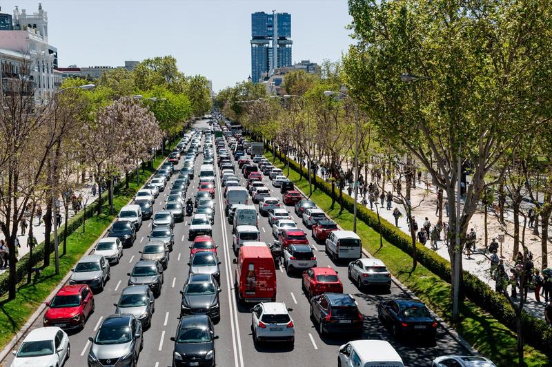 Incomunicados y a oscuras: un gran apagón de 24 horas le cuesta miles de millones a la economía española