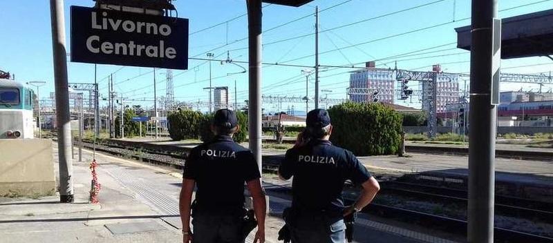 Livorno, rapina un'anziana sul treno: placcato da un rugbista e arrestato