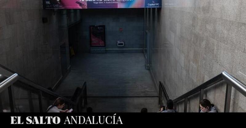La distopía andaluza en el apagón: sin internet ni móvil mientras Canal Sur habla de fútbol y de Pepe Botella