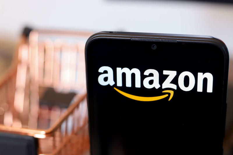 Amazon Bends to Trump, Denies It Planned to Post US Tariff Costs on Website