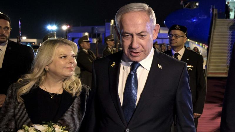 Netanyahu: “A Gaza 24 ostaggi vivi”. Ma la moglie lo corregge: “Sono meno”. È bufera