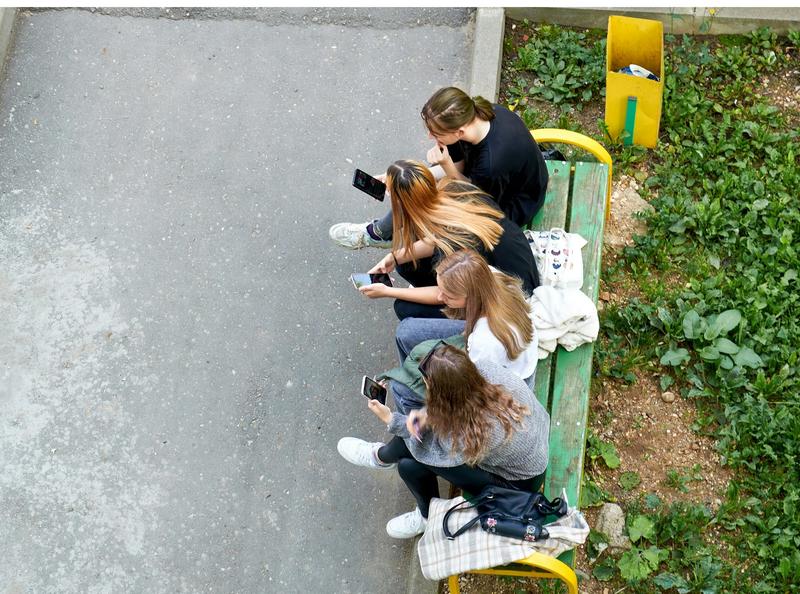 El papel de los amigos en el bienestar digital adolescente