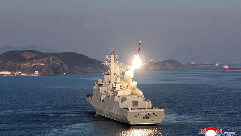 Corea del Nord, Kim Jong-un ordina: “Equipaggiate con armi nucleari le navi della Marina”