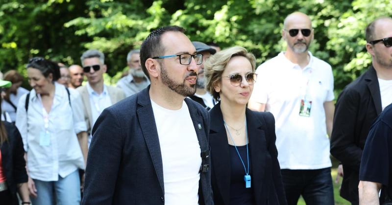 Primijetila sam nesvakidašnji detalj na Tomaševićevoj konferenciji za novinare. Je li to znak?