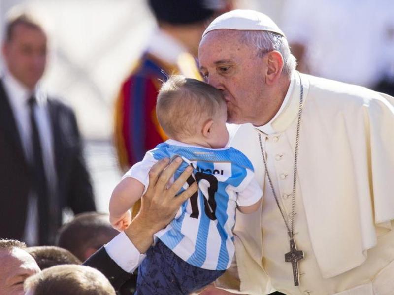 Francesco, Papa degli abbracci, capace di «andare oltre» per incontrare e condividere