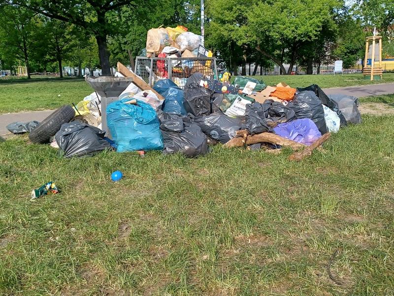 Plastik, Schrott und ein totes Eichhörnchen: Der Volkspark ist nur noch Müll