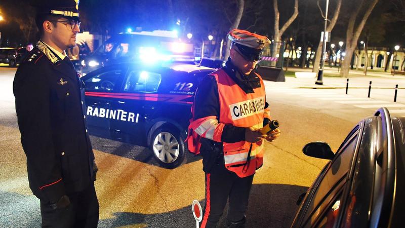 Turisti milanesi rapinati a Rimini da un 16enne armato di machete