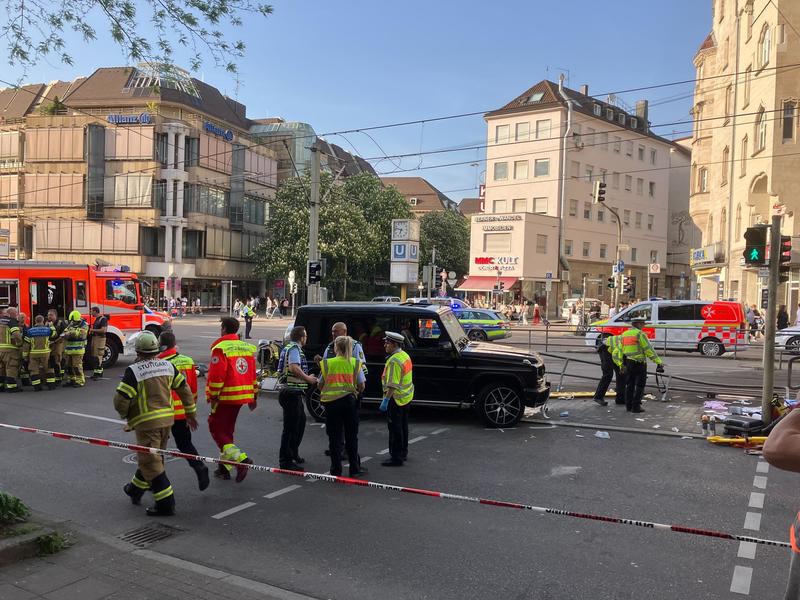 Auto sulla folla in centro a Stoccarda: ci sono diversi feriti