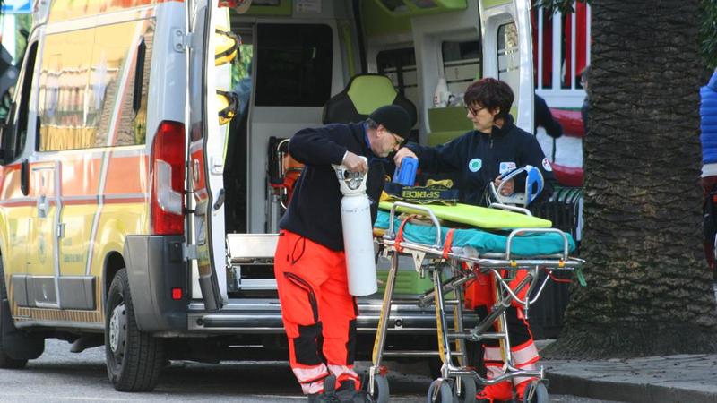 Prende la moto dell’amico e si scontra con un’auto, ragazzo gravissimo