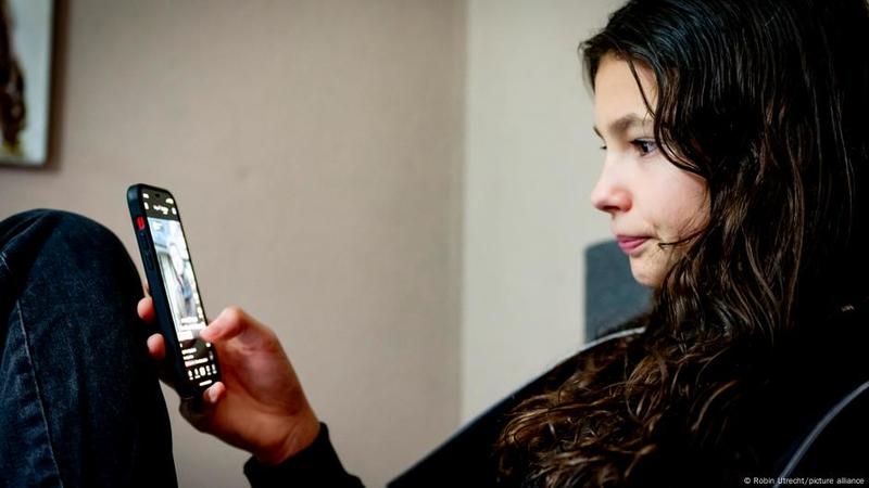 Germany considers smartphone ban in schools