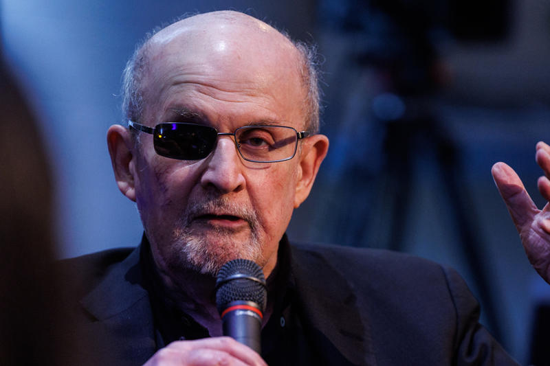 Salman Rushdie : debout dans la nuit