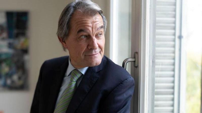 D’Artur Mas només sobreviu el «pas al costat»