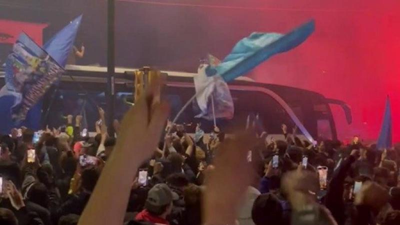 Napoli, Ã¨ giÃ  festa a Capodichino nella notteâMigliaia al rientro della squadra | Video