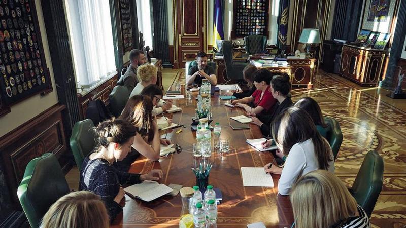Ucraina, Zelensky: «Non sto ai giochi di Putin». Scontro sulla parata del 9 maggio a Mosca