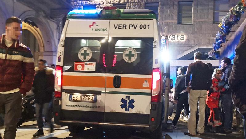 Botte, bottigliate e spray urticante: rissa notturna in piazza della Vittoria a Pavia