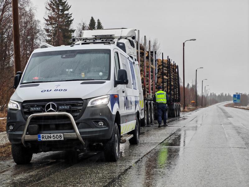 Liikenne | Lukijalta: Laittomilla ylikuomilla ajaminen ei ole maan tapa – ongelma keskittyy yksittäisiin yrityksiin