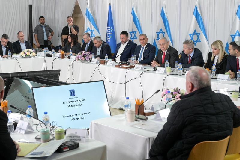 Government approves controversial legislation regulating top officials’ salaries
