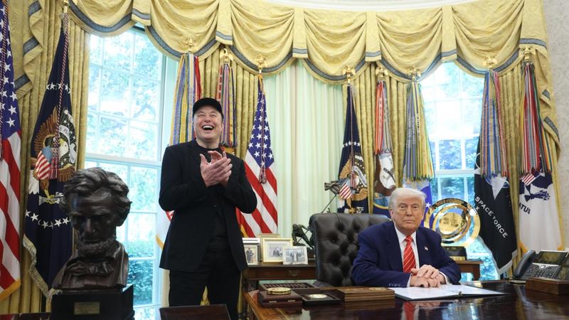 Lo show di Musk da Trump, il congedo (con l’occhio nero) e il silenzio sulle droghe in campagna elettorale