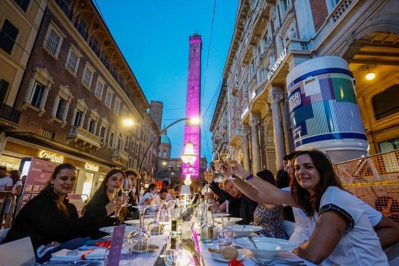 Maxi cena in centro: in mille per raccogliere fondi in via Rizzoli
