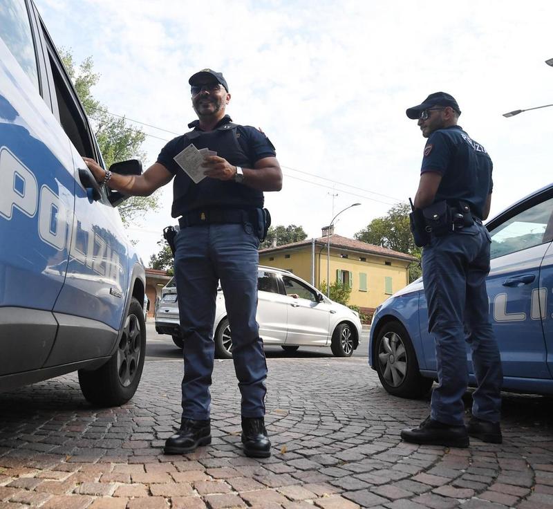 Preso a pugni in faccia e rapinato, caccia all'uomo