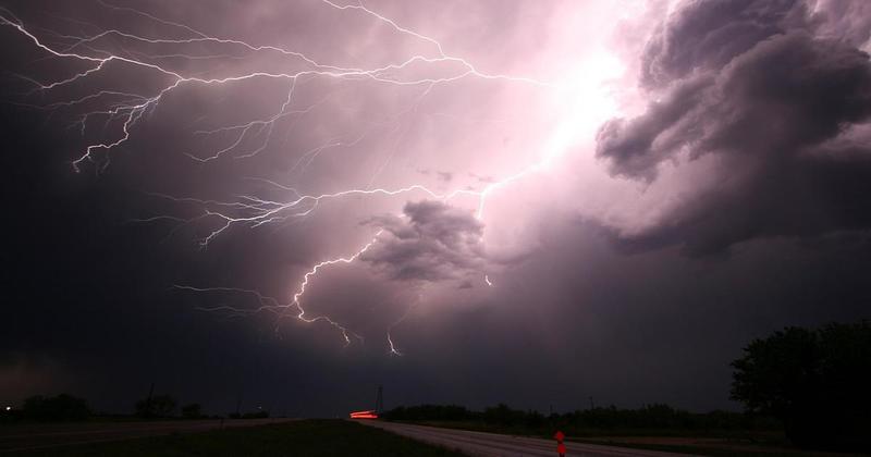 Njemačkoj prijeti vremenski armagedon: Stižu munje, tuča i tornado opasni po život, izdan crveni alarm