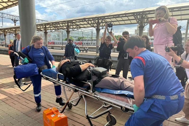 Пострадавших в поезде, который сошел с рельсов из-за подрыва моста, встречали с носилками и инвалидными колясками