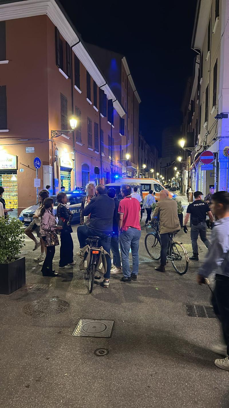 Alta tensione in centro a Ferrara: “Aggredito con una sedia”