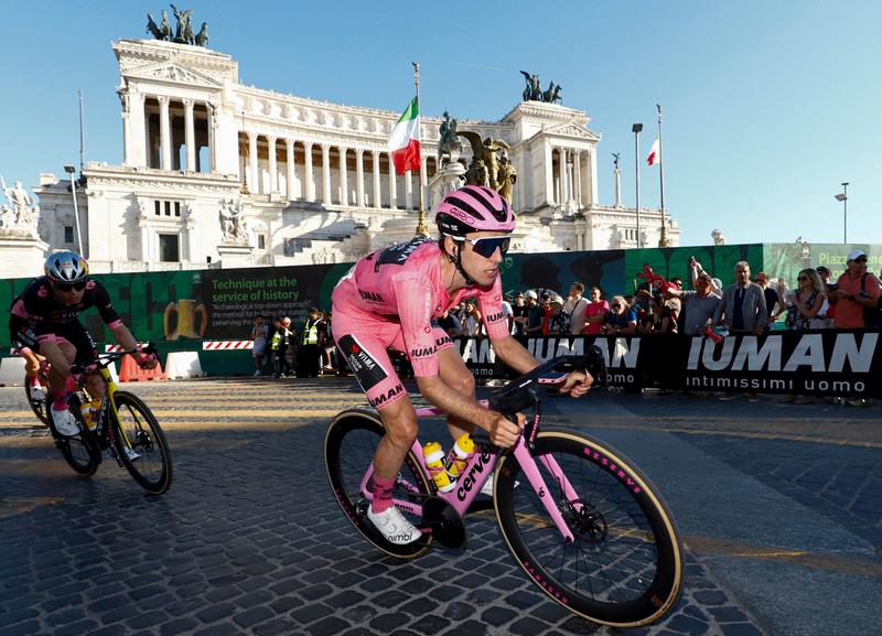 La rivincita di Simon Yates: il Giro è suo. Tripudio Visma, Kooij si prende l'ultima tappa /