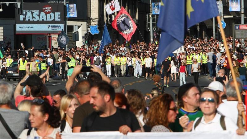 Sa 16 minuta tišine završen protest u više od 30 gradova širom Srbije: „Narod koji se ne čuje ima pravo da viče“ (FOTO/VIDEO)