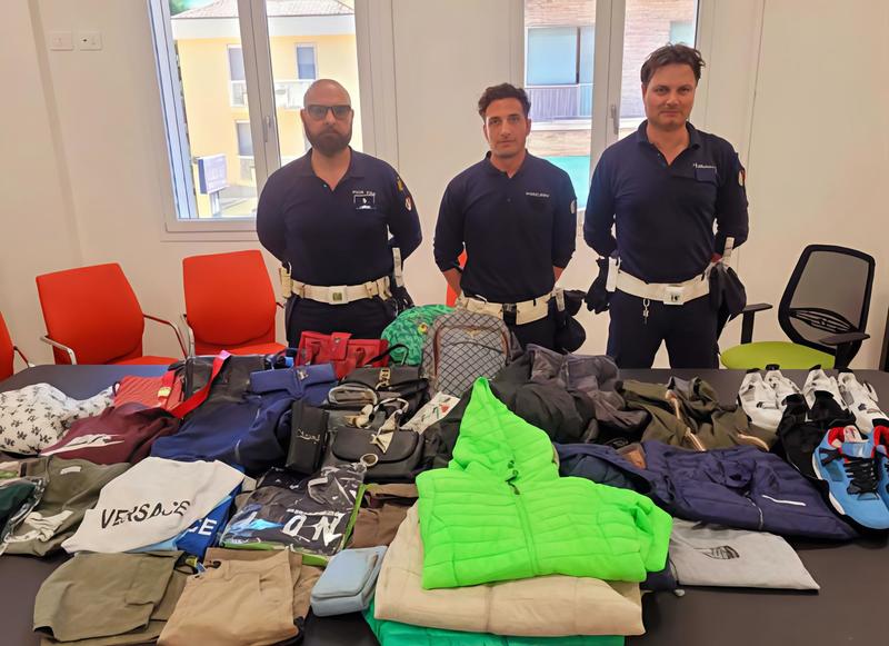 Lotta agli abusivi, sequestri in spiaggia:: 